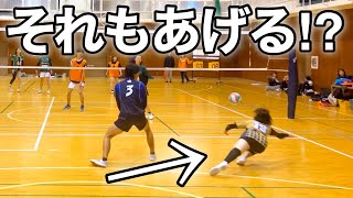 (Volleyball match) Hacker's libero has a wide range of digging