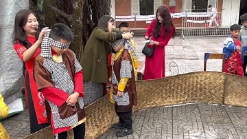 Cười rụng răng với trò chơi bịt mắt bắt vịt.