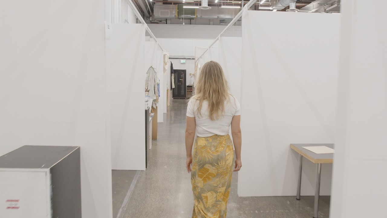 Экскурсия по кампусу Университета Восточной Каролины: студии аспирантов.