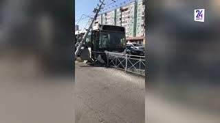 В центре Сургута автобус сбил столб, пострадали несколько человек