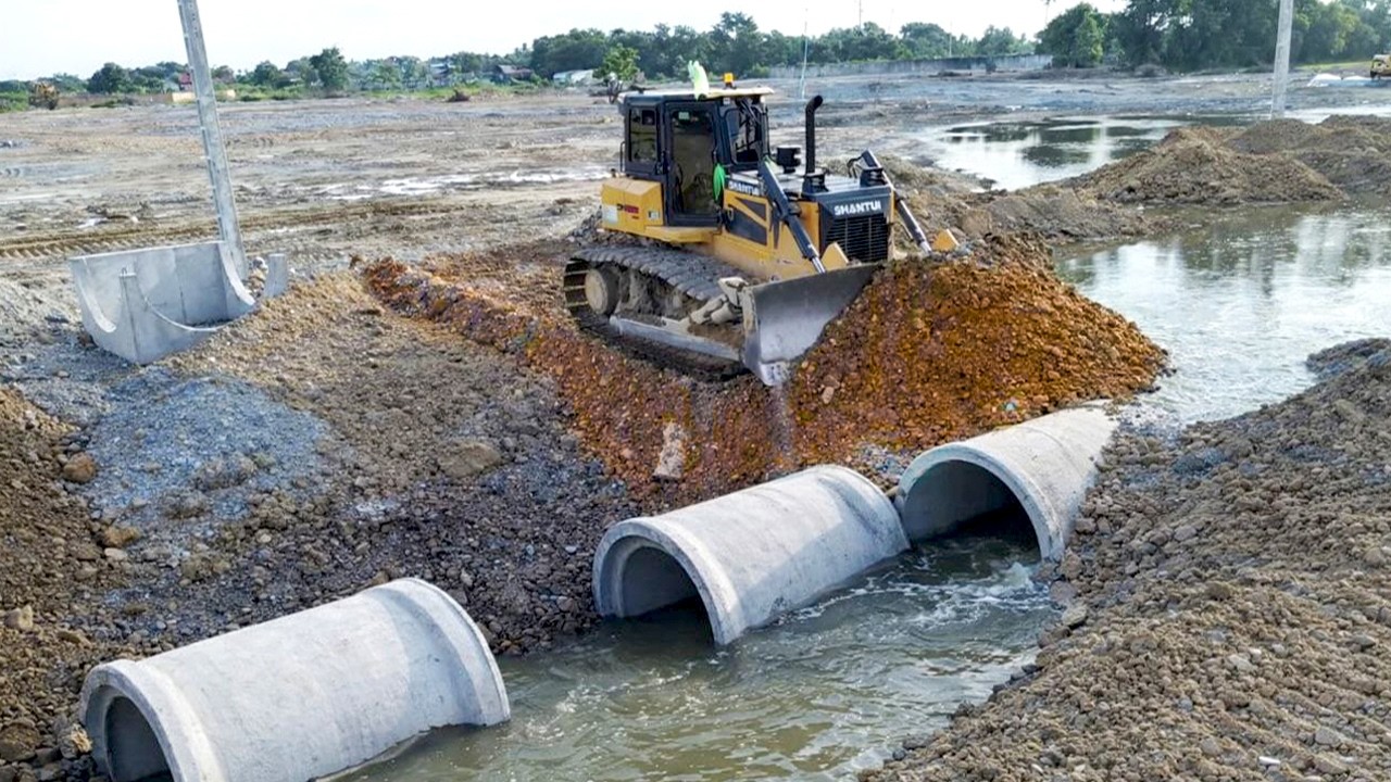 Massive Updated Landfilling Deleted Canal & Best Skill SHOWING SHANTUI Bulldozer Push Soil Clearing