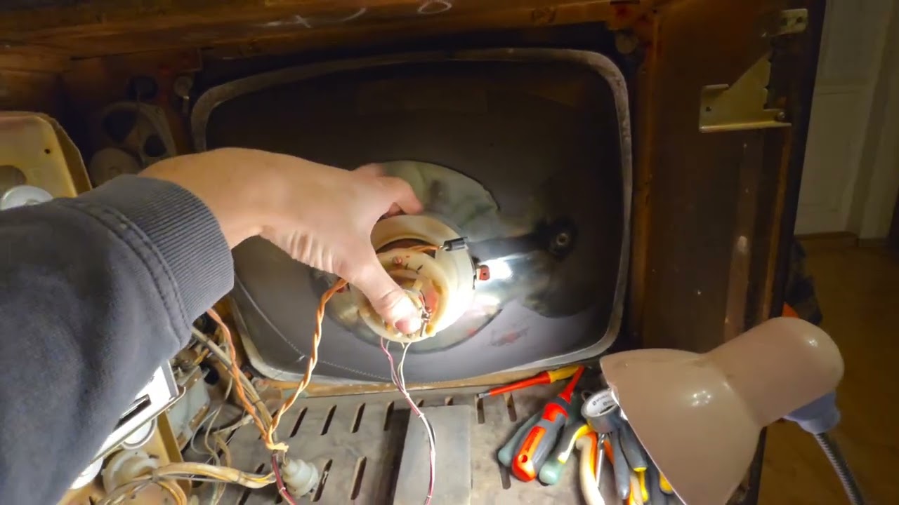 Первое знакомство с ламповой техникой. Восстановление телевизора 