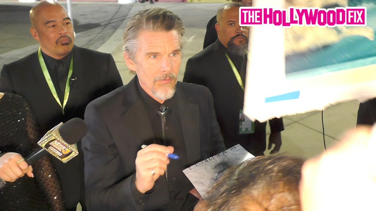 Итан Хоук раздает автографы поклонникам по прибытии на Международный кинофестиваль в Палм-Спрингс.