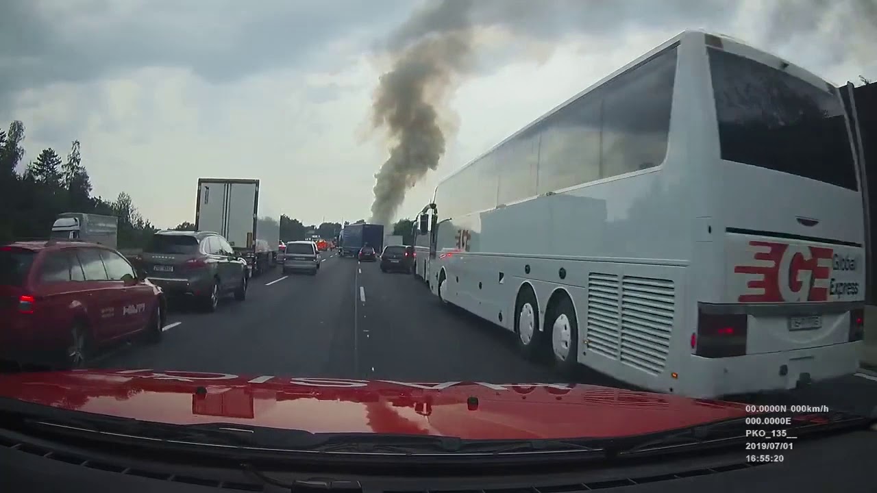 KOMPLIKOVANÝ PRŮJEZD HASIČŮ KOLONOU NA D1 K POŽÁRU KAMIONU