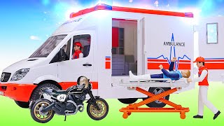 La ambulancia de juguete rescata a un ciclista. ¡Oh, se dañó! Juegos de reparar carros