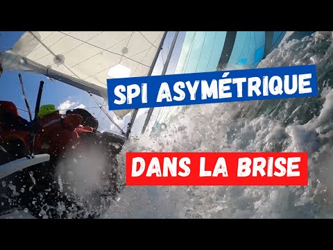 Tuto voilier - Sous spi asymétrique par vent fort, choquer et abattre pour des surfs à 17 nœuds