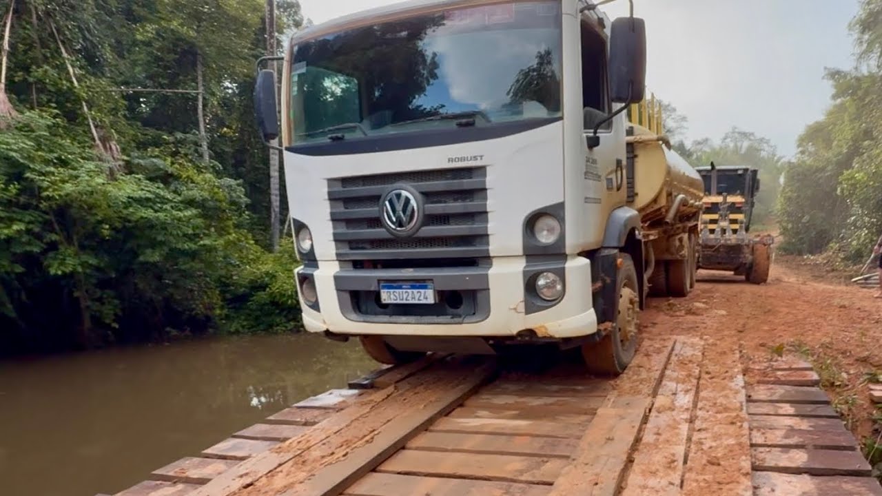 CAMINHÃO ESCORREGOU E QUASE CAIU NO RIO‼️ MOTONIVELADORA NO RESGATE. #trabalho #caminhão #rio 