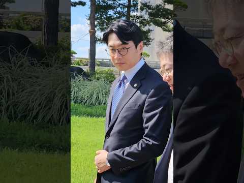 의원들 단체 사진 마치고 국회의원회관으로 가는 한준호 의원 #한준호 #국회의원 #제22대 국회 #단체사진 #shorts