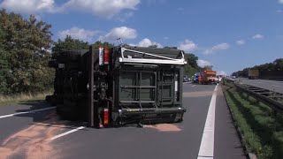 Militär Lkw auf Autobahn umgekippt