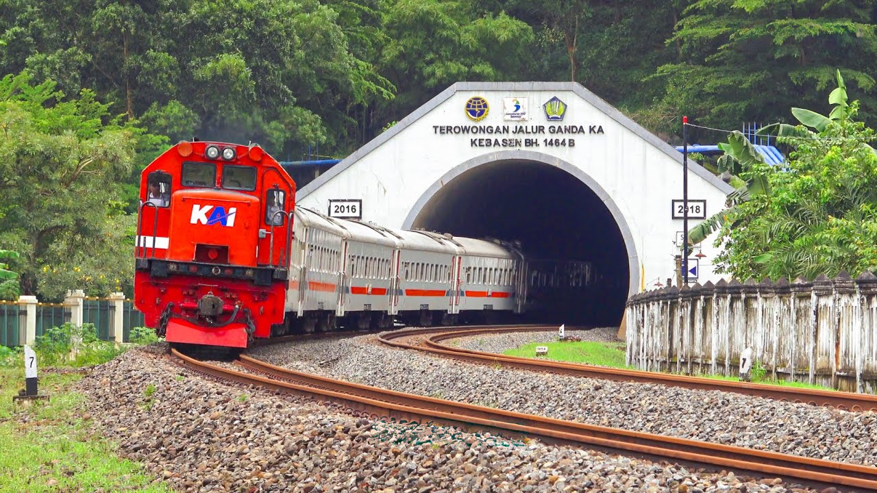 KERETA API PANJANG‼️ MENEMUKAN 24 KERETA API NGEBUT DI TEROWONGAN TIKUNGAN DAN JEMBATAN