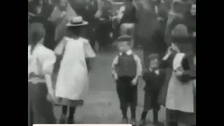 تم تصوير هذا المقطع في بداية القرن العشرين لاحظ لباس النساء في ذلك الوقت