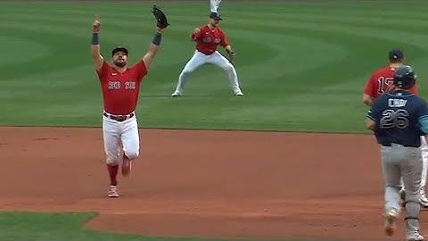 Kyle Schwarber celebrates easy play after making an error earlier in ALDS Game 3 🤣