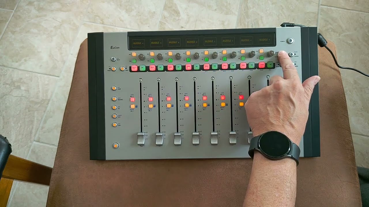 Træts webspindel Uventet Grisling AVID / Euphonix MC Mixer Control Surface Test Mode - YouTube