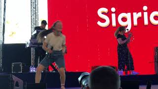 Video thumbnail of "Sigrid - Schedules - Live at Coachella 2018 - Weekend 1"