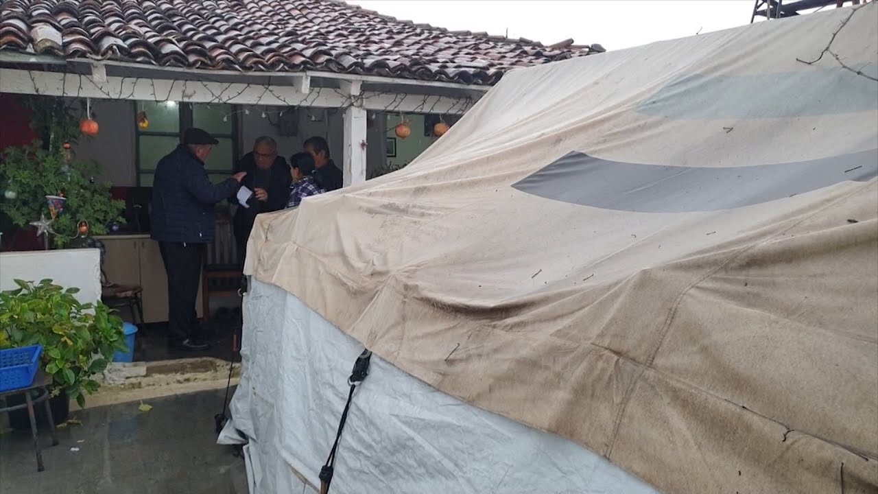 Ora News - Dimri i dytë në çadër, familja me 5 anëtarë: Shteti të na bëjë shtëpinë, po vjen janari