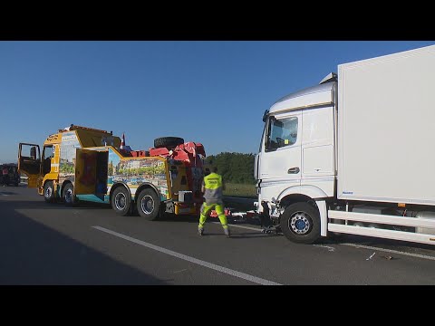 Winkel ZH: Lastwagen schleudert über Autobahn