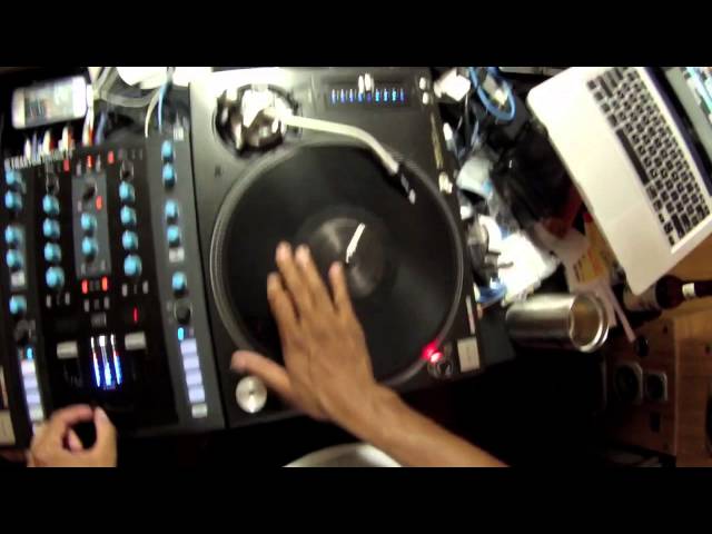 Traktor Scratch + Serato Control Vinyl - YouTube