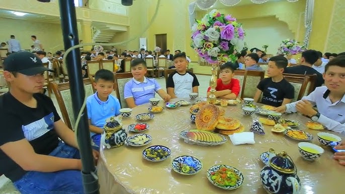 Qisqa futbolkalardagi qizlarning fotosuratlari