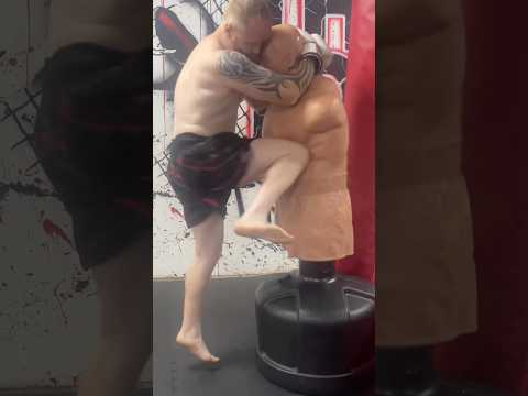 Clinch side knee ￼ Thai Boxing ￼