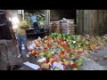 رجل اعمال مصري يتبرع بألف علبة حليب و رجل اعمال لبناني يرمي الف علبة في الزبالة