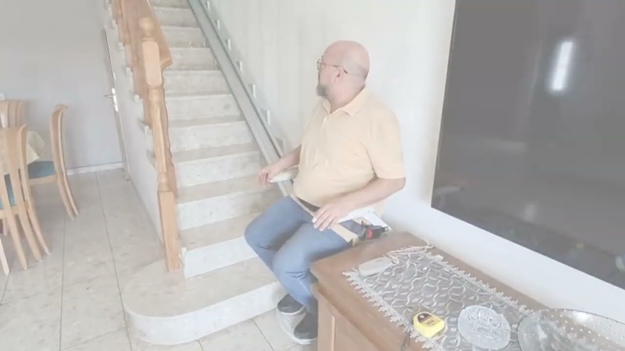 הדגמה של מעלון מדרגות ישרות ACORN | התקנה בבית לקוחה - העיקר הבריאות