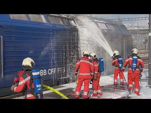 Zürich ZH: Flammen schlagen aus Lok