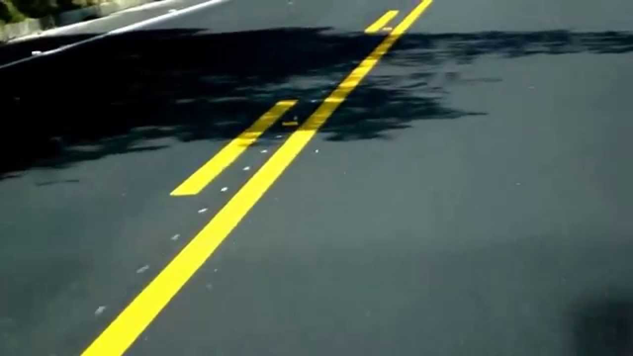 Significado de las lineas amarillas de las carreteras