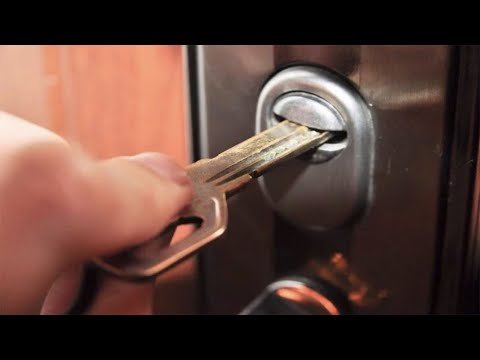 Открыть замок, если изнутри вставлен ключ.