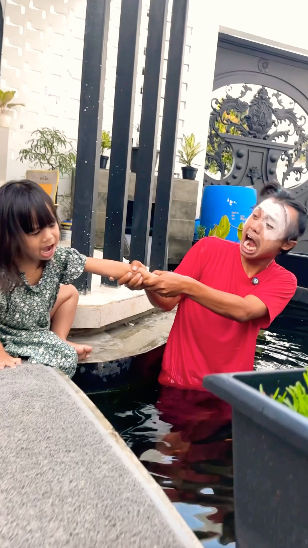 Alanna dorong nak bego