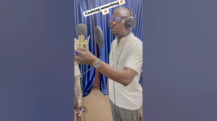 Tiri Leather in the studio cooking something for his fans #obaztv #fujimusic #pasuma #tirileather
