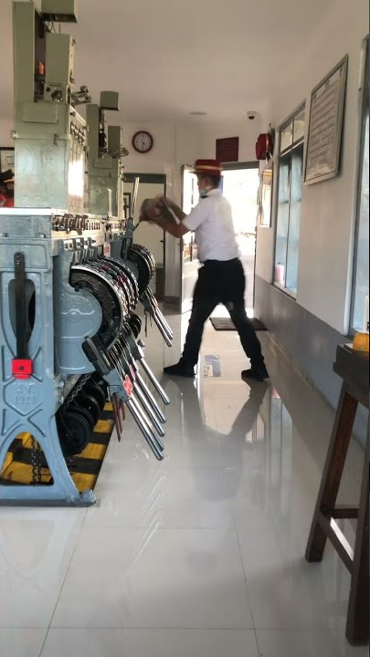 KESIBUKAN PPKA MENGATUR WESEL KERETA API #shorts #short #keretaapi #kereta