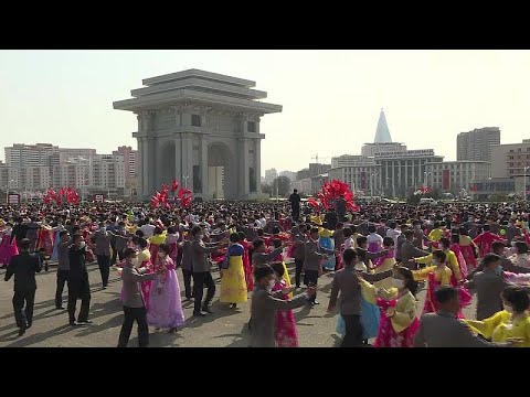 Video: Kim Jong-uni (poliitik) netoväärtus: Wiki, abielus, perekond, pulmad, palk, õed-vennad