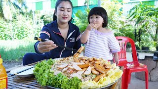 5 country chefs cooking, Cute girl Siv chhee comes back and help Mom to cook