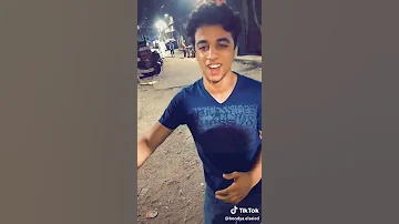 اتحداك تدمع من الصوت حد لاحظ الراجل اللي عدي ورجع تاني علشان يسمعه 