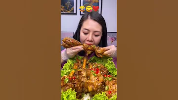 بنت صينية تاأكل بشراسة 