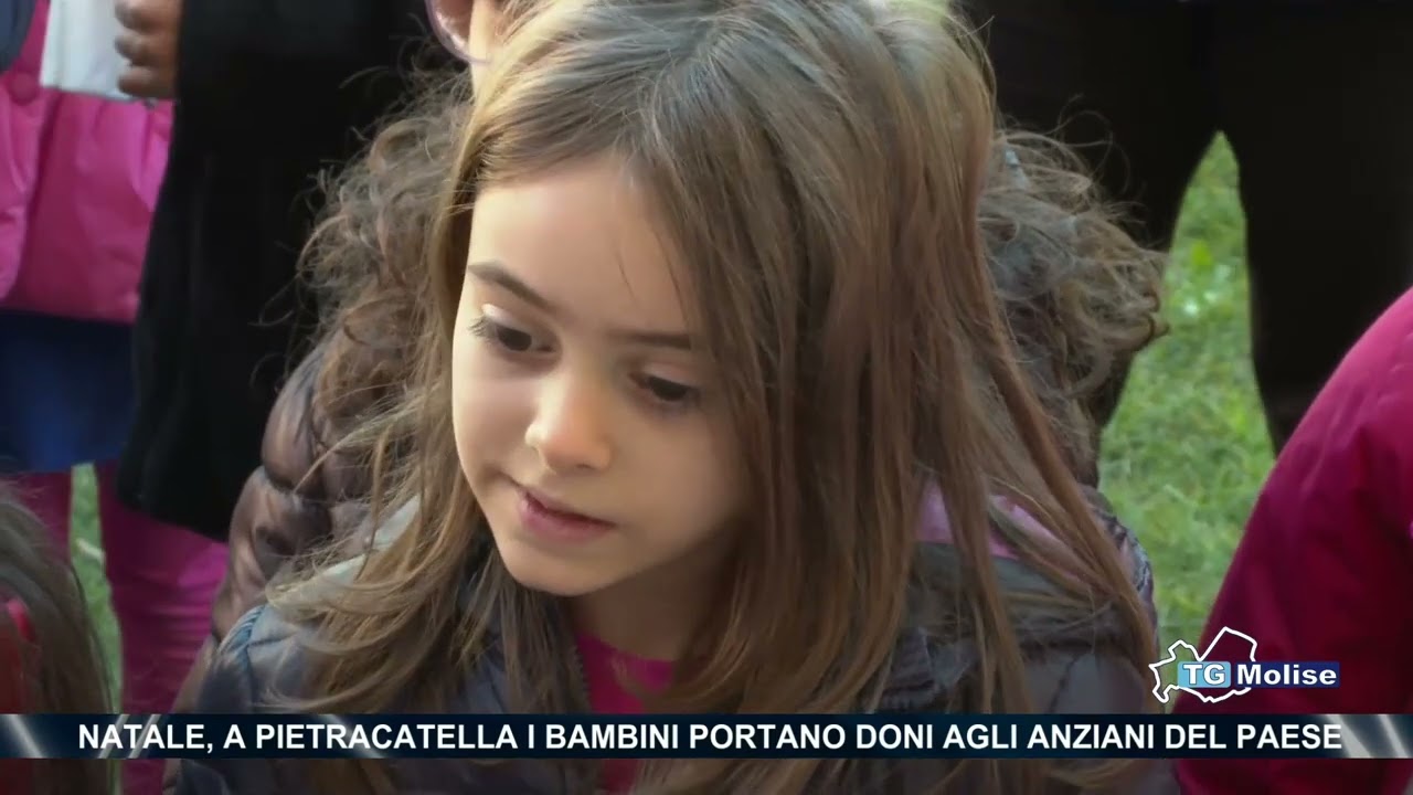 Natale, a Pietracatella i bambini portano doni agli anziani del paese