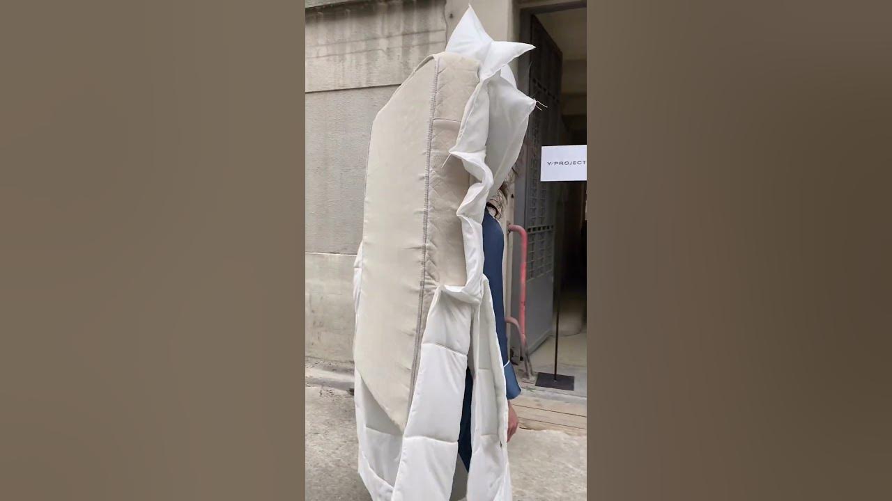 🛏 #pfw Le rappeur Tommy Cash sonne avec humour la fin de la Fashion Week automne-hiver 2023-2024