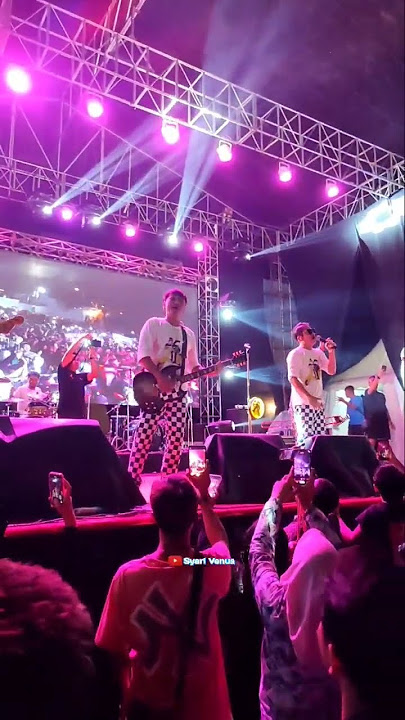 CEWEK CANTIK NONTON KONSER TIPE-X