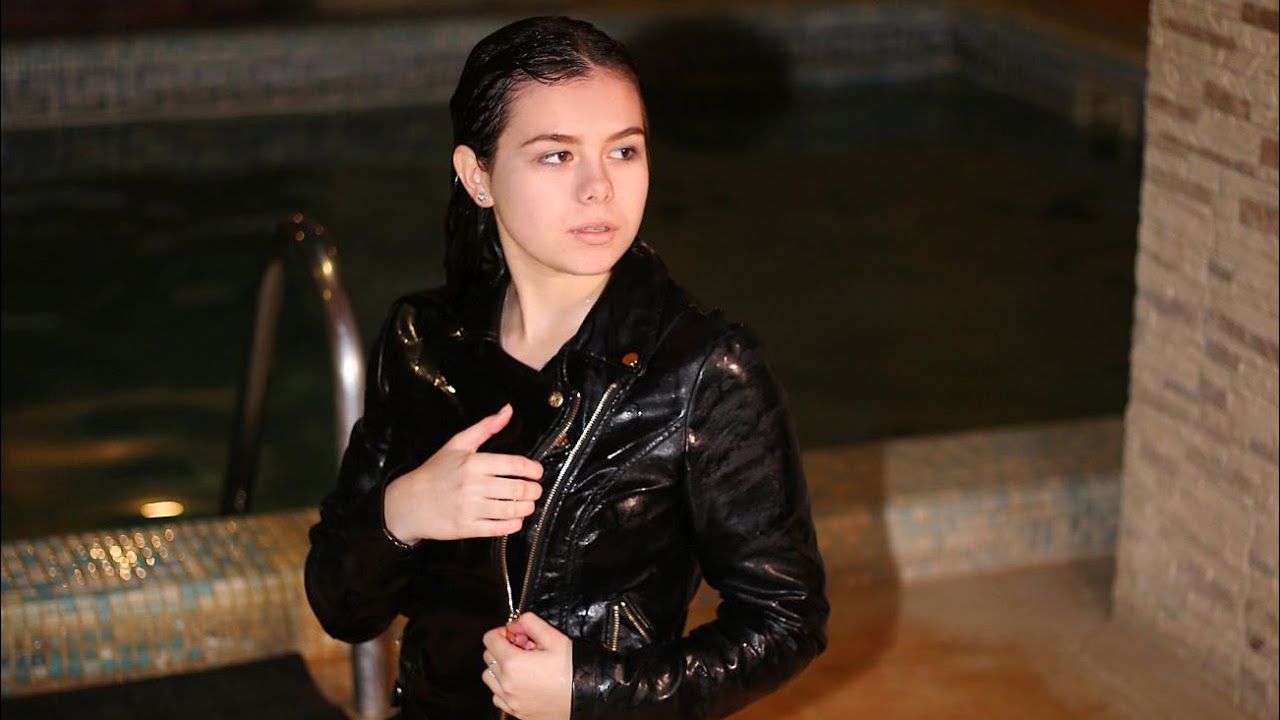 WOW! CUTE GIRL PLAYFULLY POSE IN A WET LEATHER JACKET AND JEANS IN THE POOL [WETLOOKER ID: vt15]