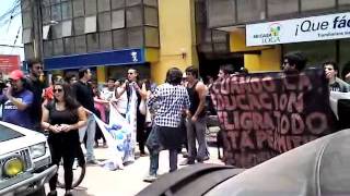 Universitarios "funan" oficina de Hugo Gutiérrez