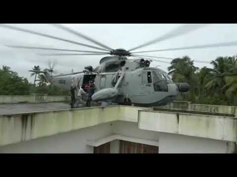 Kerala Floods: Pilot makes rooftop landing in Kerala to rescue flood victims