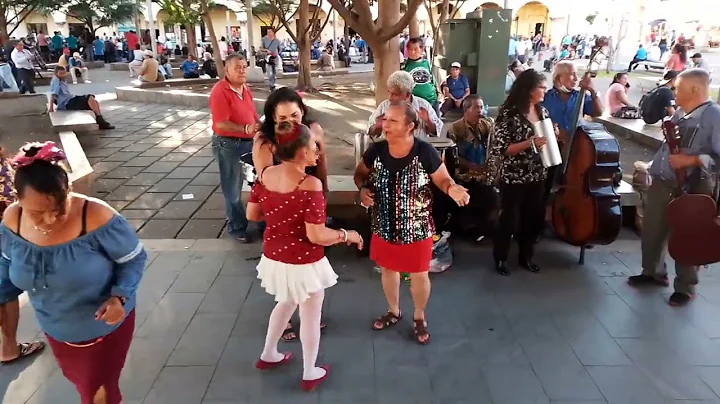 lucy callejas yajaira y graciela bailando en plaza...