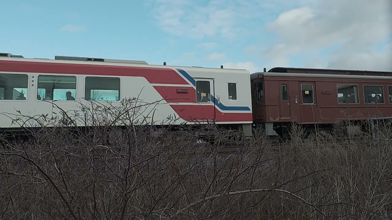 久慈駅へ向かう三陸鉄道、レトロ調36-R1を連ねて - YouTube