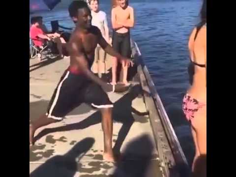 شاهد ماذا فعل هذا الزنجي بهذه الفتاة ههههه الضحك حتى الموت 