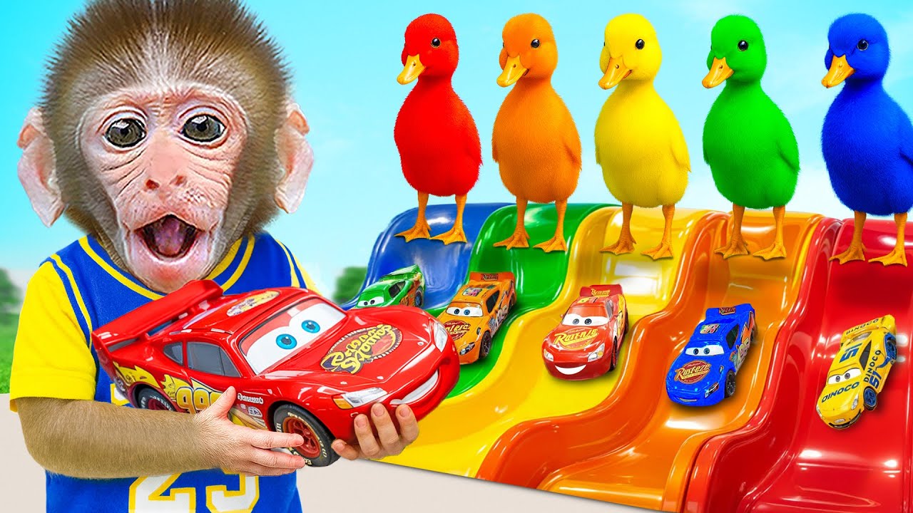 Macaco JOJI dirige carro LEGO colorido e explora o supermercado com patinhos | JOJI Em Português
