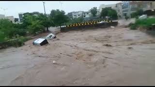 Cars swept away in heavy rain flood۔ اسلام آباد میں کھلونے کی طرح سیلاب میں بہتی کاریں۔