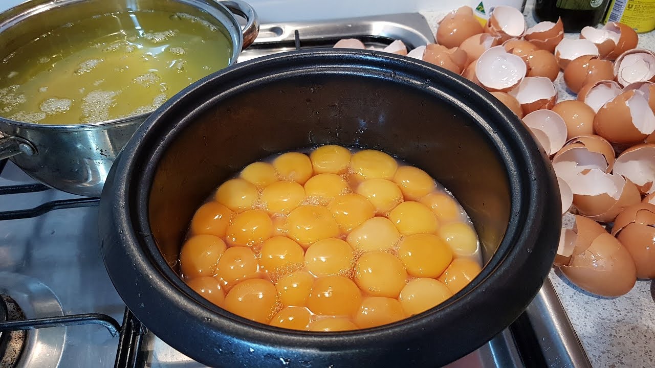вяленый желток. что приготовить из куриных желтков яиц. куриное филе в яйце. вяленые яичные желтки. яичница с жидким желтком.