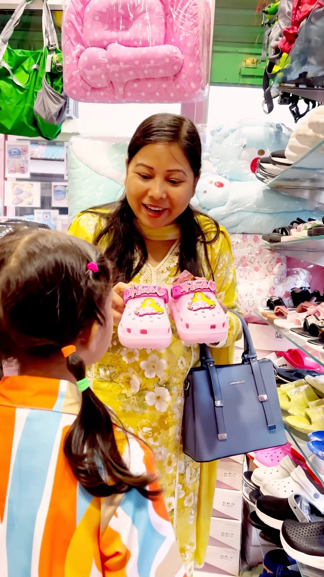 Mummy Ne Reedishna Ko Barbie Sandal Di