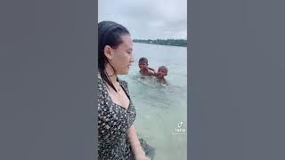 Tiktok berliansri mandi di pantai