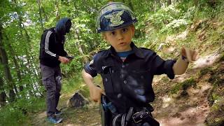 Полицейский Даник ловит нарушителя в лесу и показывает новый набор полицейского